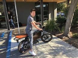 Dat Bike - Đây là bức ảnh chụp năm 2018. Người đàn ông trong ảnh là Sam  Altman - người đồng sáng lập và CEO OpenAI - công ty đứng đằng sau