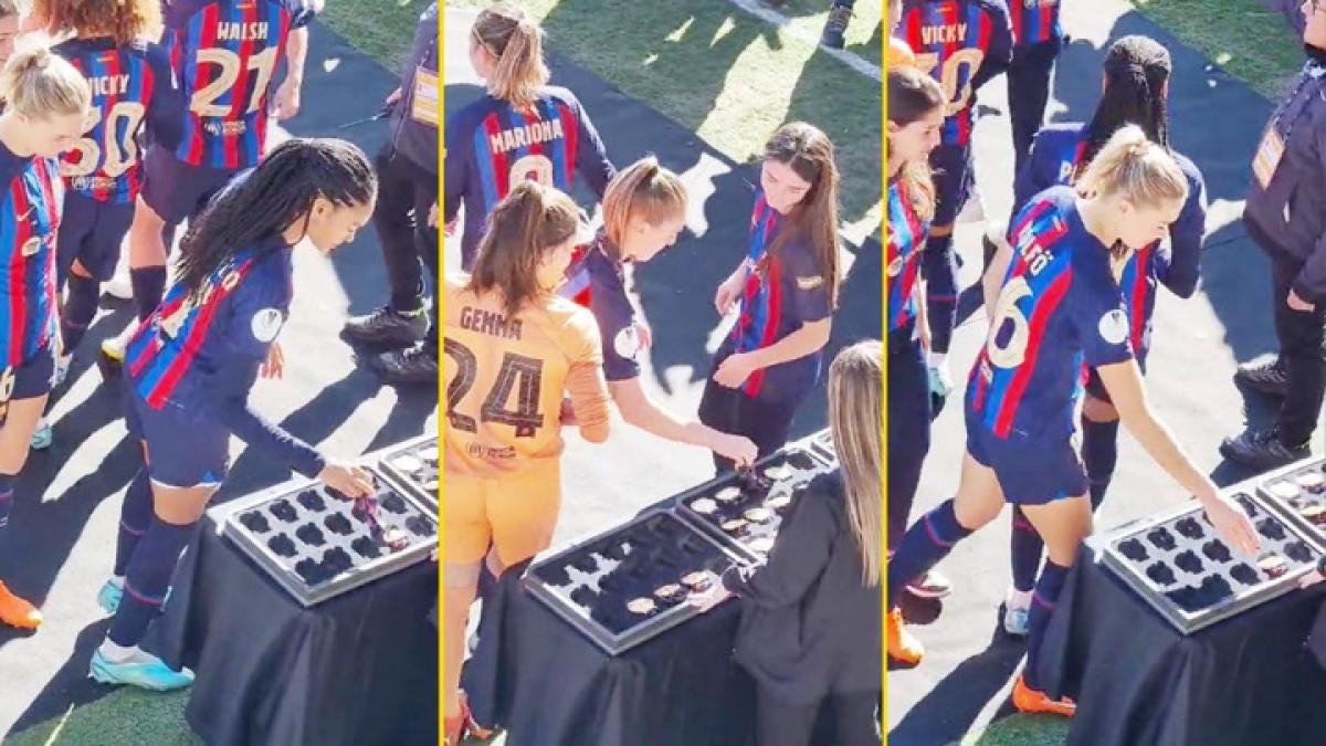 Las jugadoras del Barça femenino recogieron de una mesa sus medallas como  campeonas de la Supercopa
