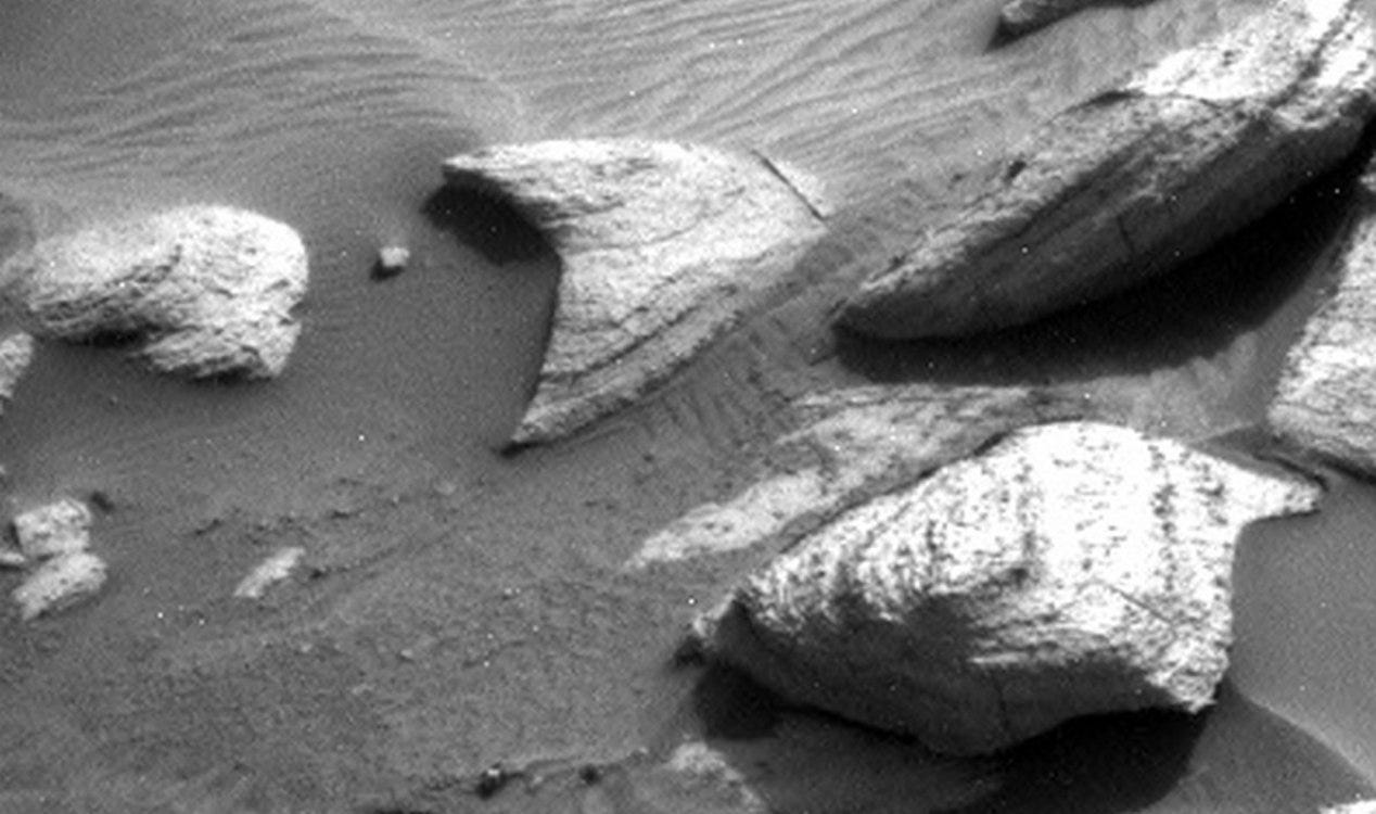 Logotipo da Frota Estelar de Star Trek descoberto pelo rover Curiosity em Marte. Logotipo da Frota Estelar de Star Trek descoberto pelo rover Curiosity em Marte.