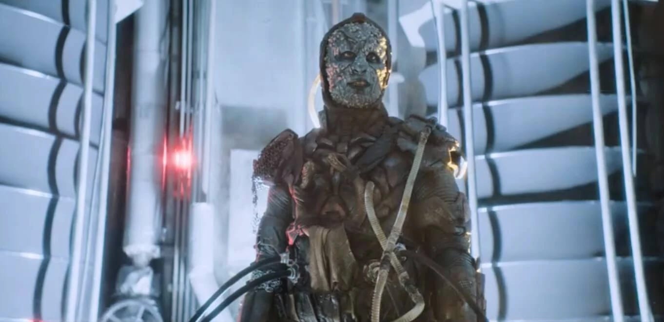 This image from "The Battle of Ranskoor Av Kolos" (Doctor Who Series 11's tenth episode and season finale) shows Stenza warrior T'Zim-Sha (played by Samuel Oatley) hooked into the life-saving equipment that's kept him alive for 3,407 years after his last encounter with the Doctor (in "The Woman Who Fell to Earth," Doctor Who Series 11's premiere episode). This image from "The Battle of Ranskoor Av Kolos" (Doctor Who Series 11's tenth episode and season finale) shows Stenza warrior T'Zim-Sha (played by Samuel Oatley) hooked into the life-saving equipment that's kept him alive for 3,407 years after his last encounter with the Doctor (in "The Woman Who Fell to Earth," Doctor Who Series 11's premiere episode).