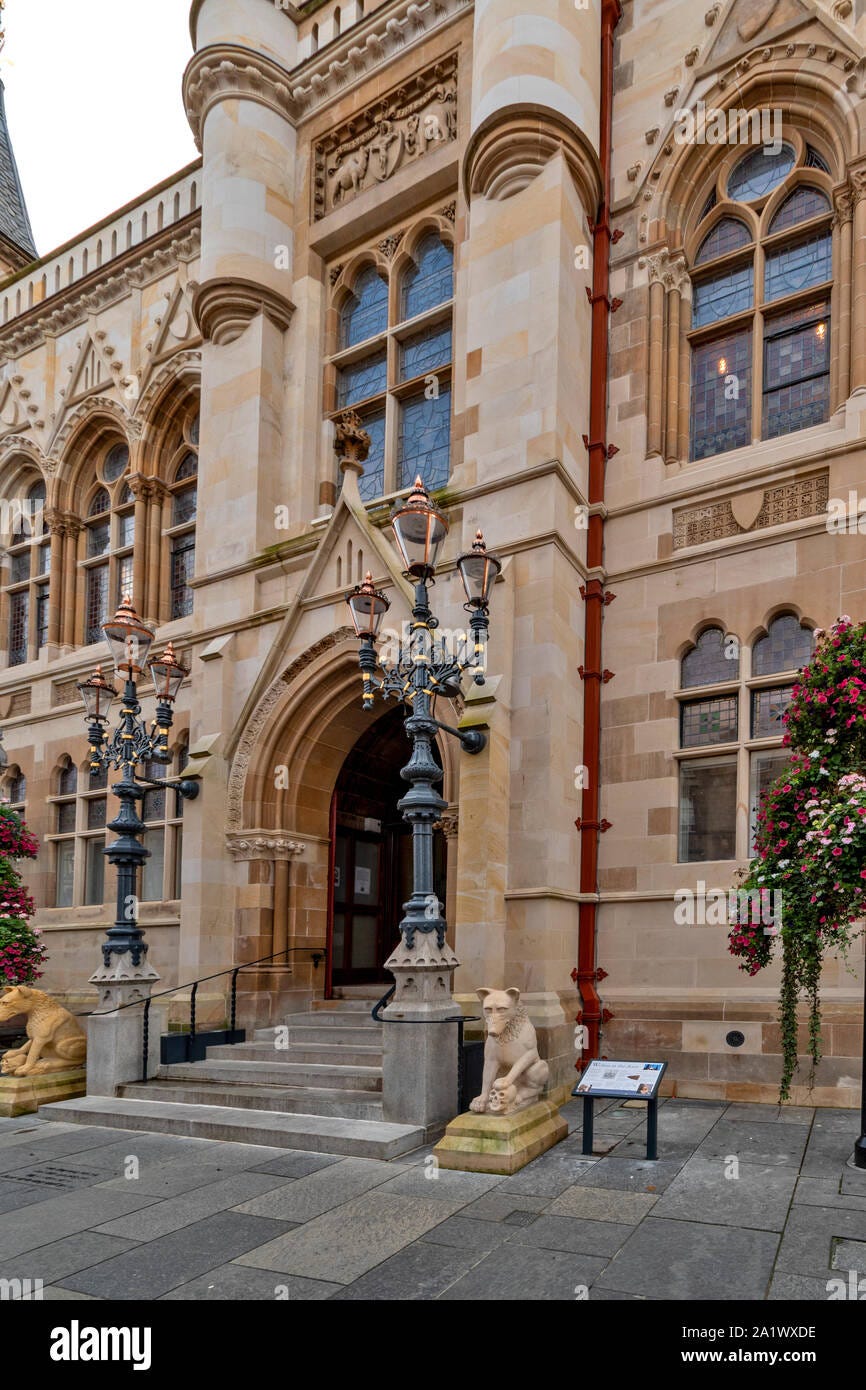 INVERNESS CITY SCOTLAND ENTRANCE TO THE TOWN HOUSE WITH SPECTACULAR FLOWER  DISPLAYS AND STONE WOLVES AT THE DOOR Stock Photo - Alamy