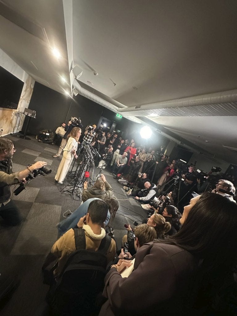 Stella Assange, esposa de Julian Assange, en una conferencia de prensa el 26 de junio de 2024. Foto: WikiLeaks Stella Assange, esposa de Julian Assange, en una conferencia de prensa el 26 de junio de 2024. Foto: WikiLeaks