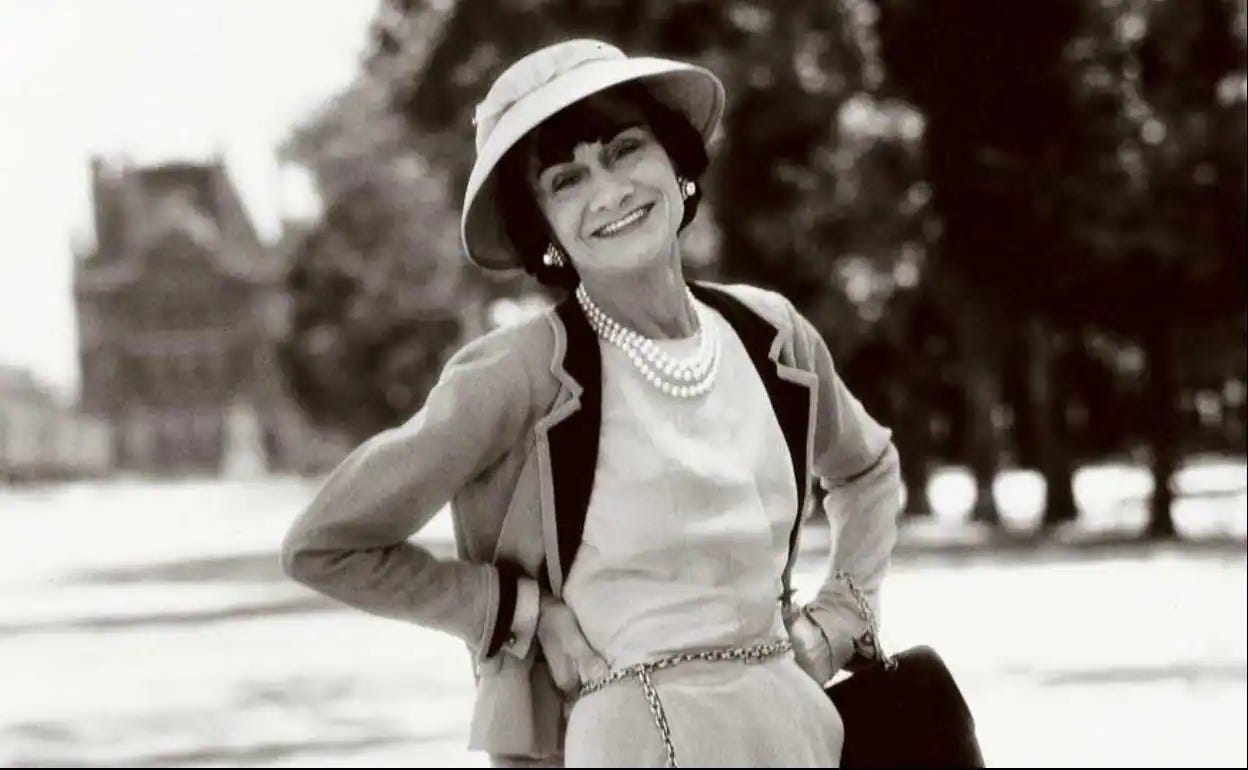 Coco Chanel, más allá del tweed, el vestido negro y sus amantes | El Correo