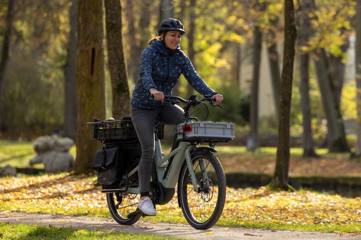 The Longtail Hybrid 725 Bosch-powered cargo ebike comes in two flavors, one with an Enviolo geared hub and belt drive, and the other with Shimano gears and a KMC chain