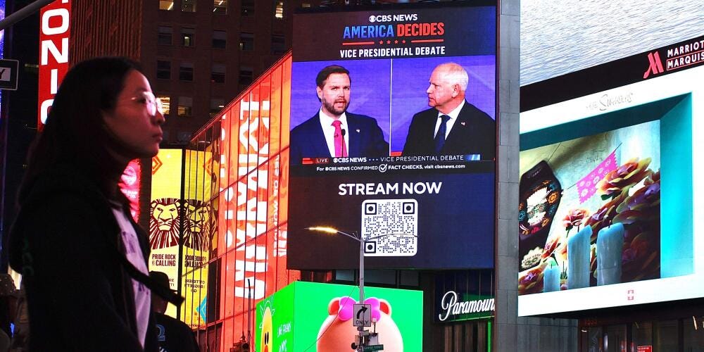 Le débat Vance-Walz diffusé en direct sur un écran de Times Square, à New York, le 1ᵉʳ octobre 2024. 