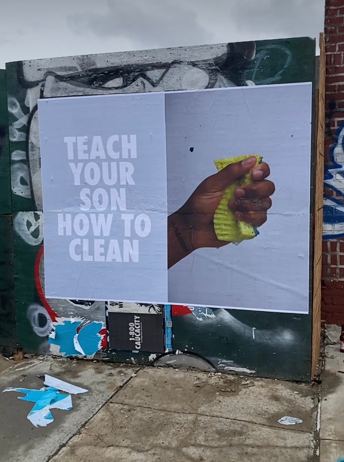 A sinistra "Teach you son how to clean" a destra l'immagine di una mano che strizza una spugna