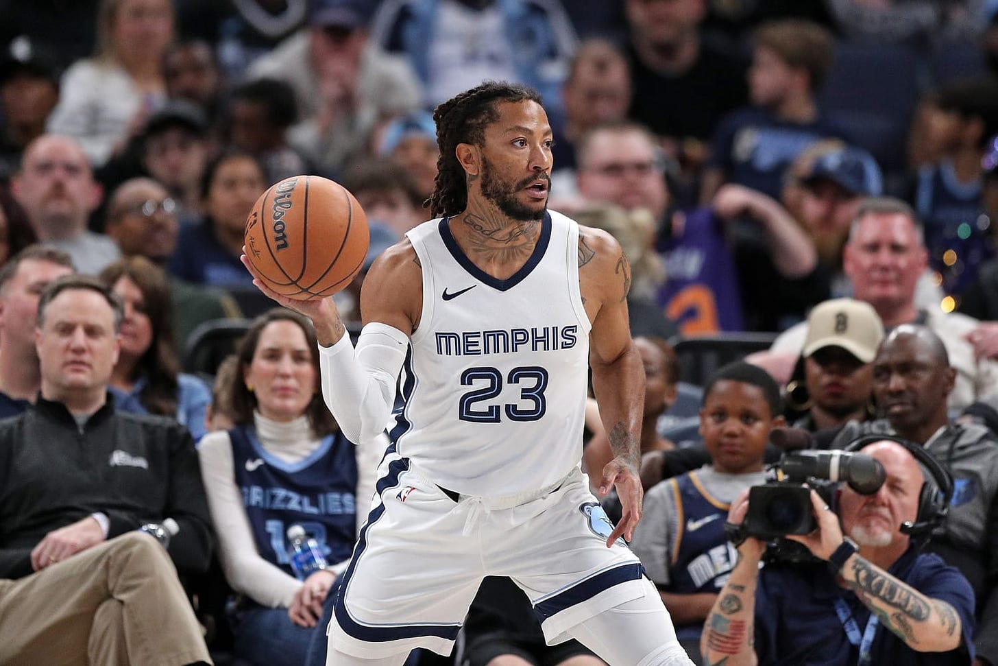 Basketball player Derrick Rose surveys the floor during his time with the Memphis Grizzles during the 2023/2024 season (Photo: Justin Ford/Getty Images file photo)