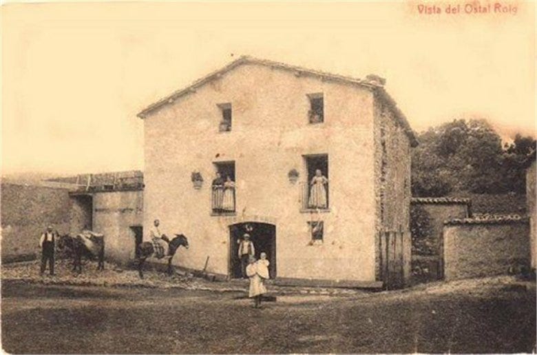 L'antic Hostal Roig, ja al Pallars Jussà i encara dempeus, que es troba a mig camí entre la Coma de Meià i els pobles de la Vall de Barcedana. Montsec de Rúbies (o de Meià).