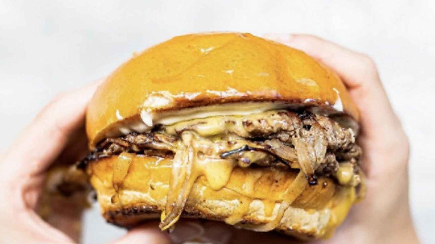 Así es la 'smash burger' decana en Barcelona: un sabor brutal gracias a la  caramelización por 11,90€