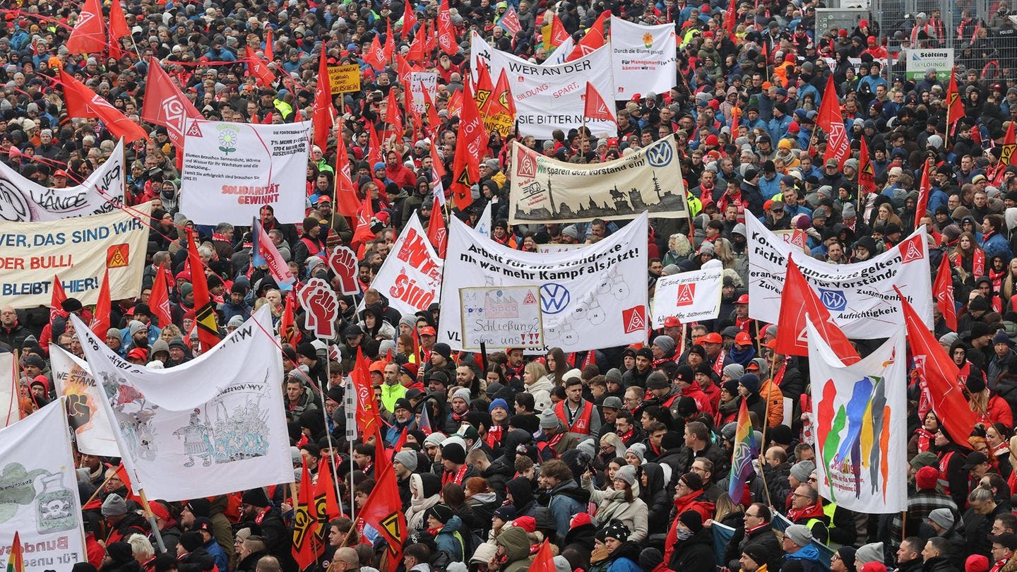 VW-Tarifrunde: Tausende Mitarbeiter protestieren. Gibt es Streik? | STERN.de