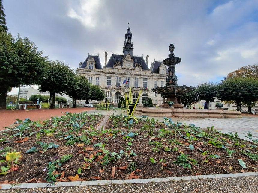 Frente al ayuntamiento de Limoges, los antiguos macizos de flores contienen verduras.  A veces los lugareños vienen a recogerlos ellos mismos.