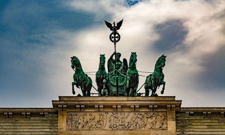 La statue d'aurige au sommet de la porte de Brandenburg