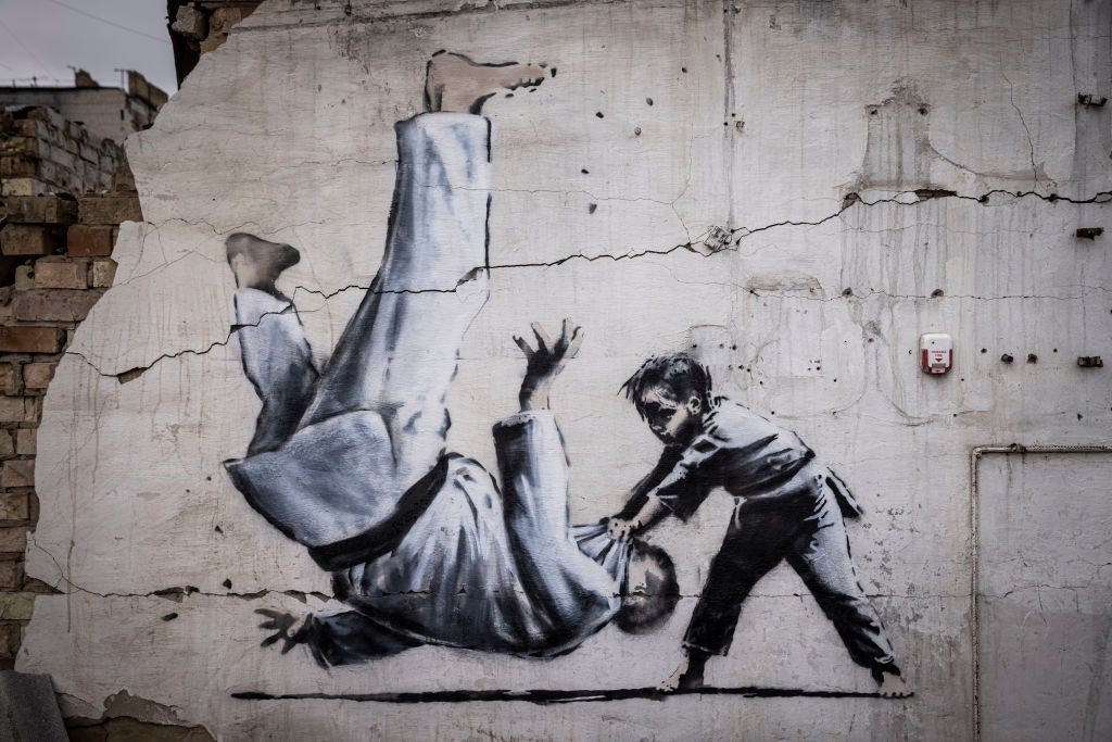 Ucraina, Banksy e la forza dell'arte tra le macerie di Borodyanka | Vanity  Fair Italia