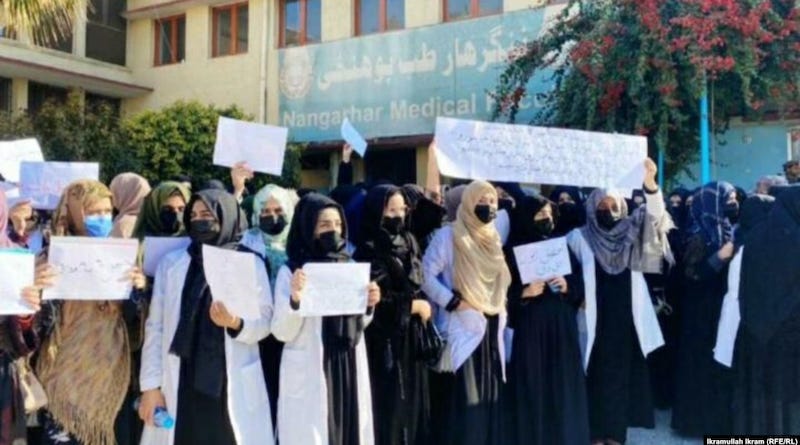 Female Nangarhar University students protest against the Taliban decree on closing women's universities throughout Afghanistan on December 21. Photo Credit: RFE/RL