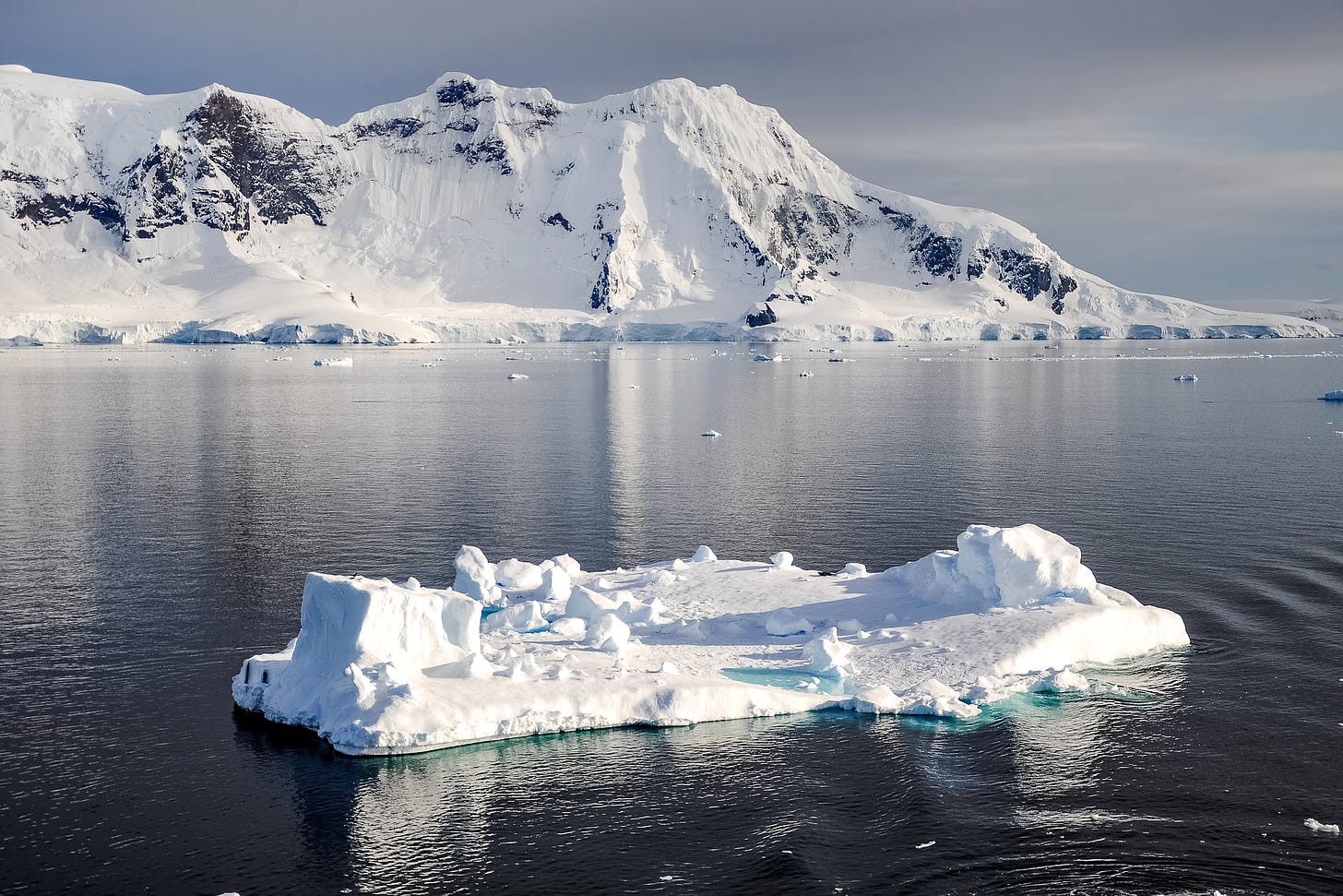 Door de horizon hoog te plaatsen, wordt de ijsberg in de voorgrond extra benadrukt in de compositie. © AlKalenski (Pixabay)