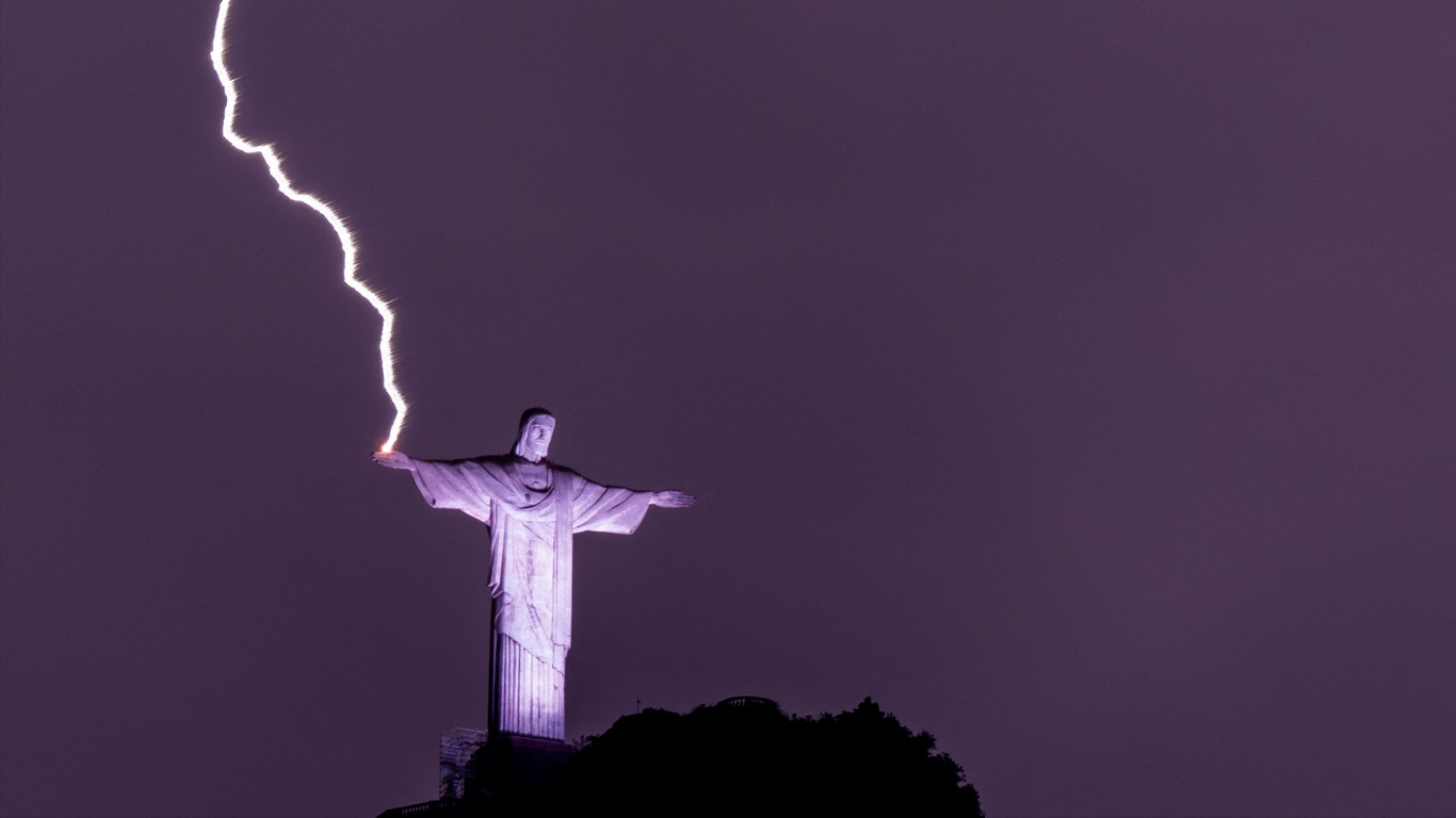 Fotos mostram raios atingindo o Cristo durante temporal no Rio