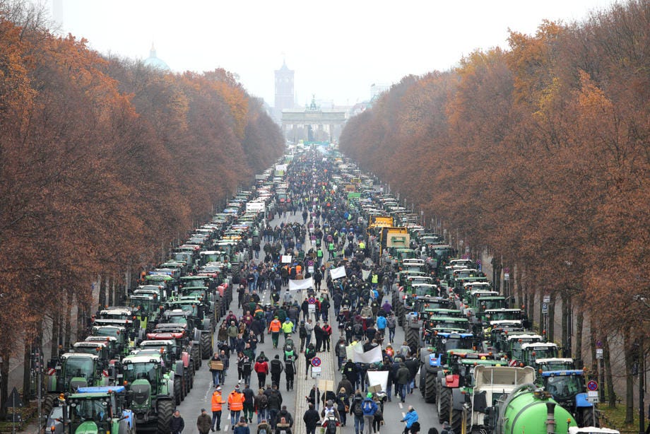 40,000 farmers on tractors block Berlin in protest at new agricultural  policy – Euractiv