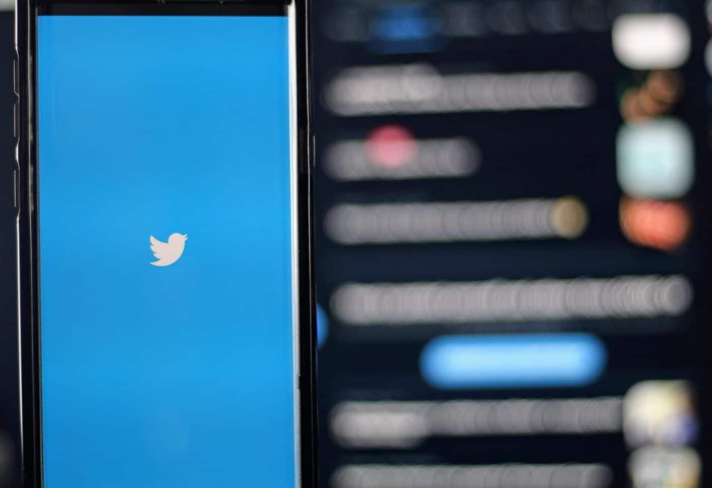 Le logo de Twitter sur l'écran d'un smartphone.