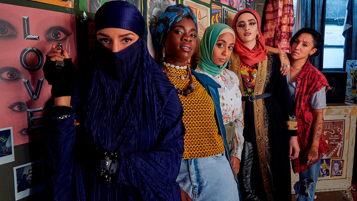 Le cinque protagoniste della serie posano contro una parete ricoperta di poster musicali. Due di loro portano lo hijab, una il niqab, una il guelé africano, mentre la quinta ha capo e braccia scoperte e tatuaggi sulle braccia.