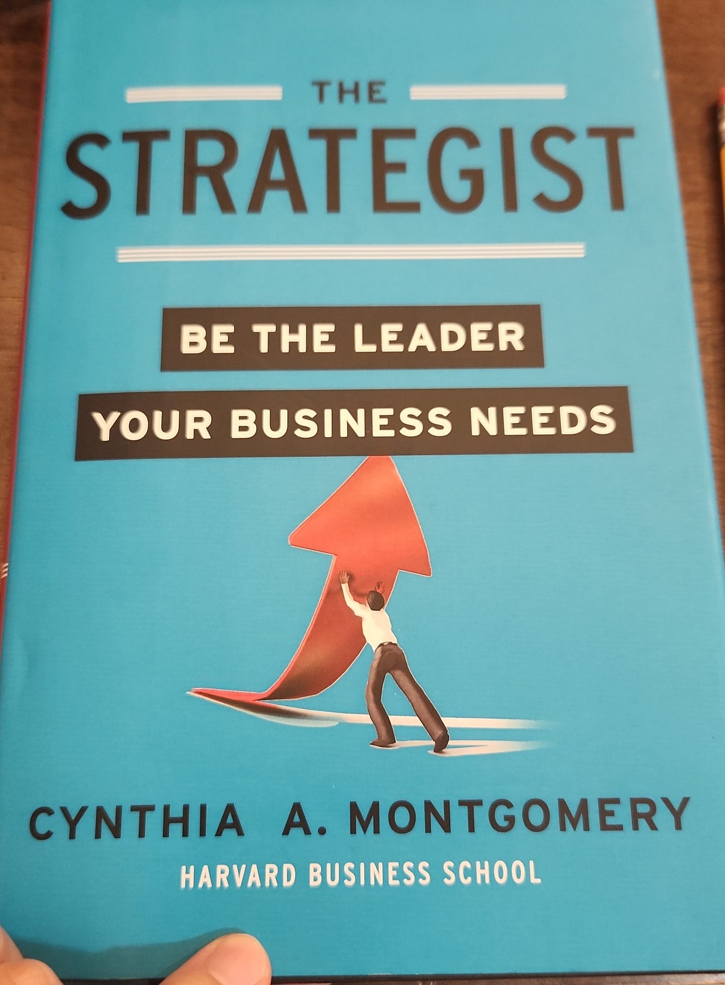 STRAiÉGlST 
BE THE LEADER 
YOUR BUSINESS NEEDS 
CYNTHIA Ae MONTGOMERY 
HARVARD BUSINESS SCHOOL 
