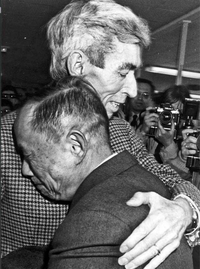 r/HistoryPorn - Hergé reunites with his friend Zhang Chongren—the real life inspiration for Chang from Tintin in Tibet—during their meeting in Brussels (1981) [1731 x 1290]