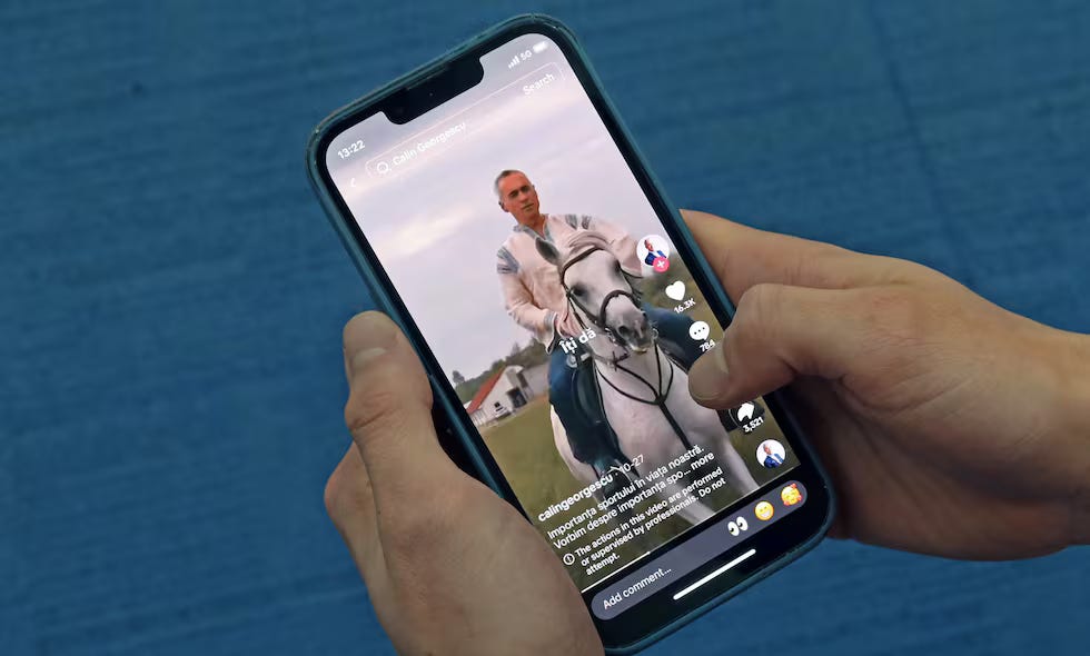 Un usuario visualiza un vídeo TikTok publicado por Calin Georgescu (@calingeorgescuoficial), el pasado viernes.