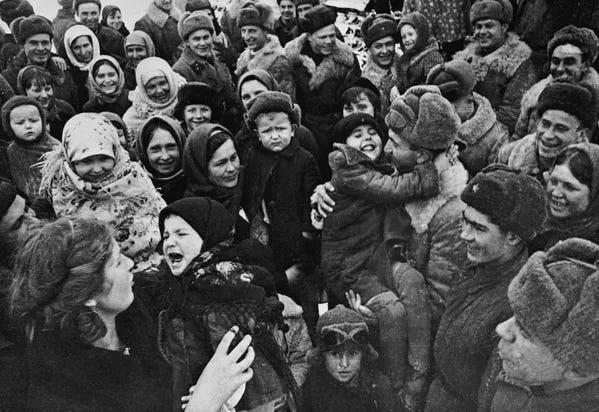 Soviet soldiers are welcomed as liberators by the people of Stalingrad. - Sputnik International