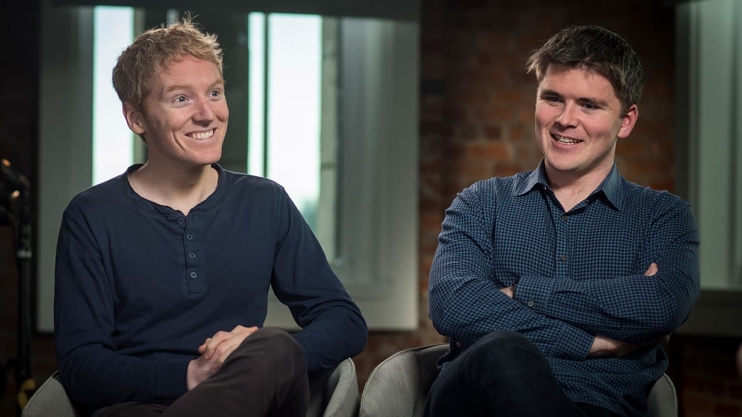 Patrick Collison, CEO e cofundador da Stripe Inc., à esquerda, sorri enquanto John Collison, presidente e cofundador da Stripe Inc., fala durante uma entrevista na Bloomberg Studio 1.0 em San Francisco, Califórnia, EUA, na sexta-feira, 23 de março de 2018. A Stripe Inc. fornece serviços e soluções de software de pagamento projetando e produzindo software para processar pagamentos online com cartão de crédito e débito. Fotógrafo: David Paul Morris / Bloomberg via Getty Images