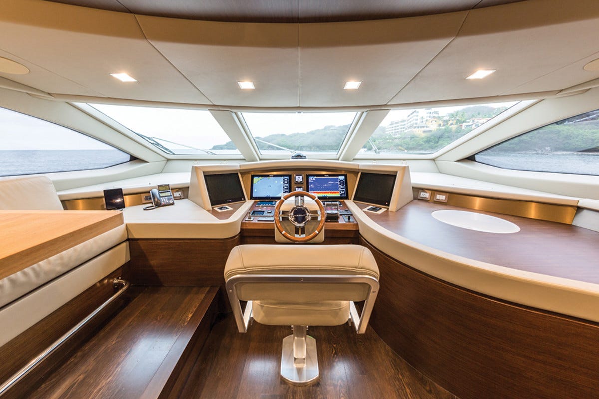 Azimut 105 Amanecer helm