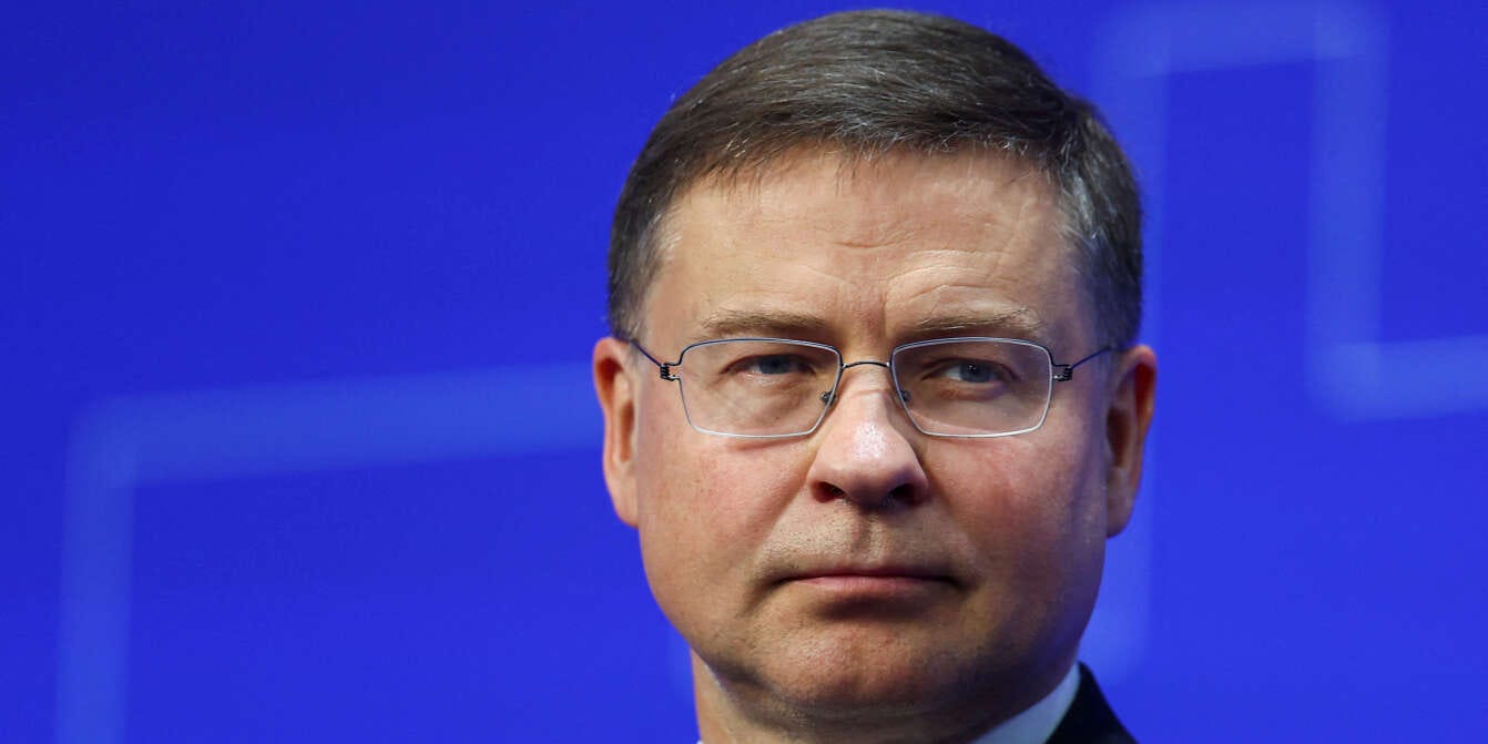 Le vice-président de l'exécutif européen, Valdis Dombrovskis, en opération  déminage en Chine