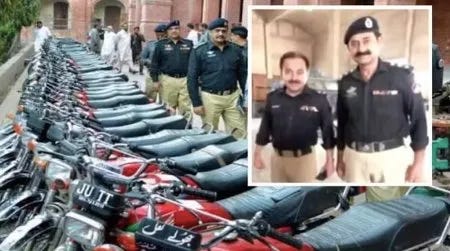 Des policiers de Karachi posent fièrement devant une collection de motos volées