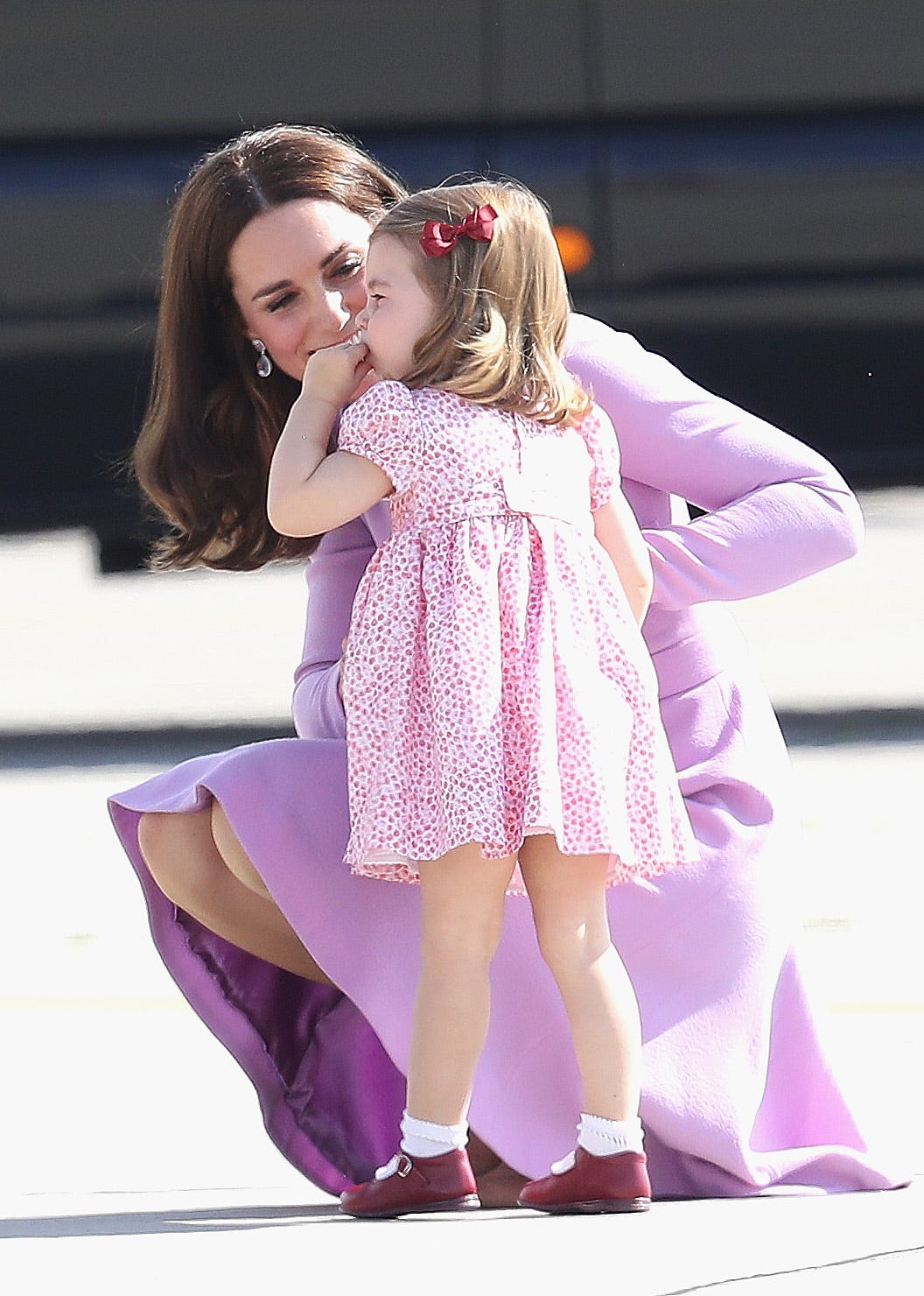 kate middleton comforts princess charlotte at airport