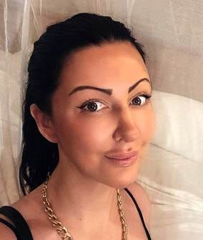A person taking a selfie

AI-generated content may be incorrect.