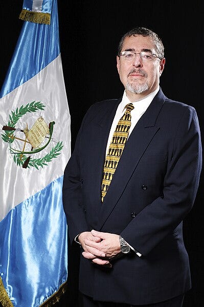 File:Retrato oficial de César Bernardo Arévalo De León, Deputado del Congreso.jpg