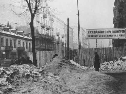 Entrance to the Warsaw ghetto. The sign states: "Epidemic Quarantine Area: Only Through Traffic is Permitted." [LCID: 5292]