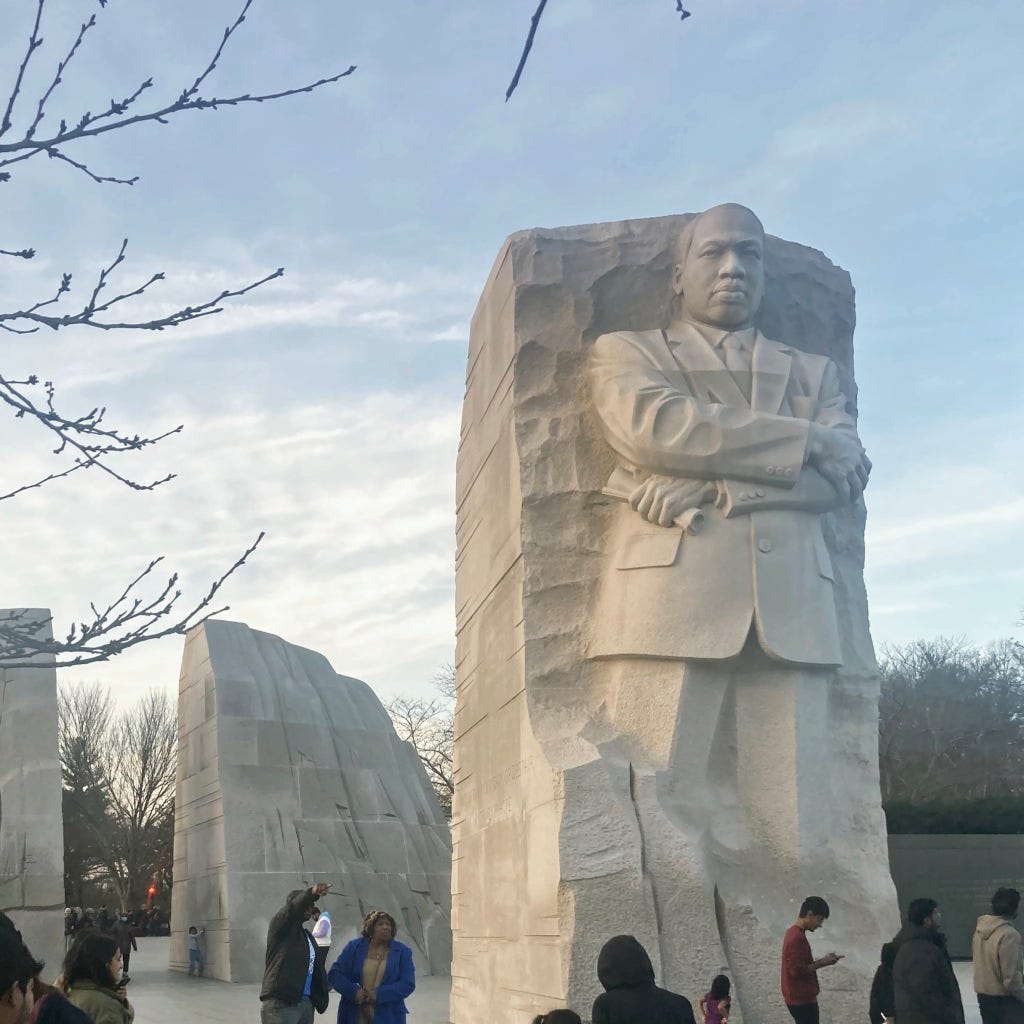 Num fim de tarde encontram-se três maciços de mármore (ou rocha parecida). É como se um dos maciços tivesse saído dos outros dois. Nele encontra-se encravada a figura de Luther King. Desta vez vemos o conjunto de frente, com muitas pessoas admirando a obra.