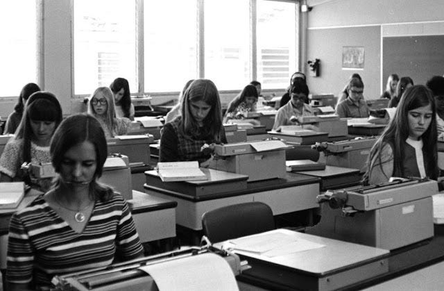 Black and white photo of 1970s high school typing class