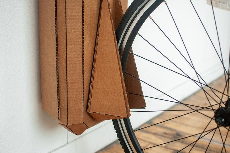 Roue avant dans un systeme de parking velo en carton