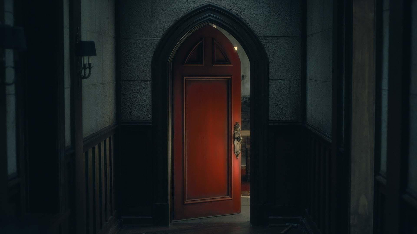 una porta rossa socchiusa