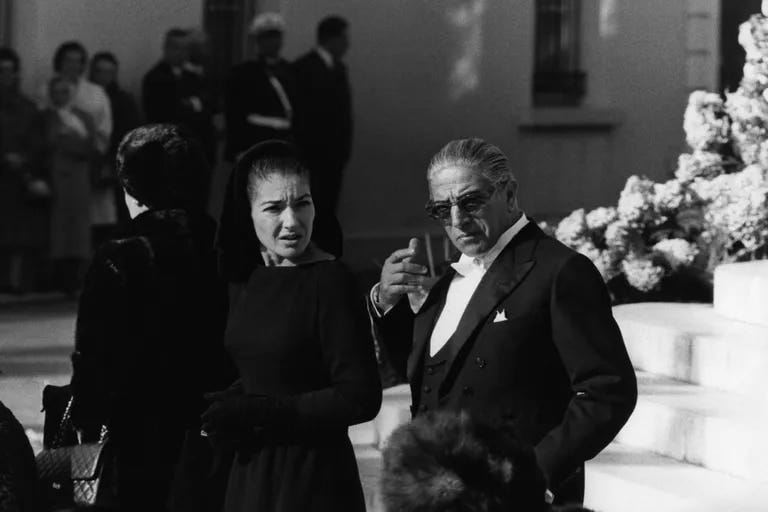 María Callas y Aristóteles Onassis, en el funeral del príncipe Pierre de Mónaco, en 1964