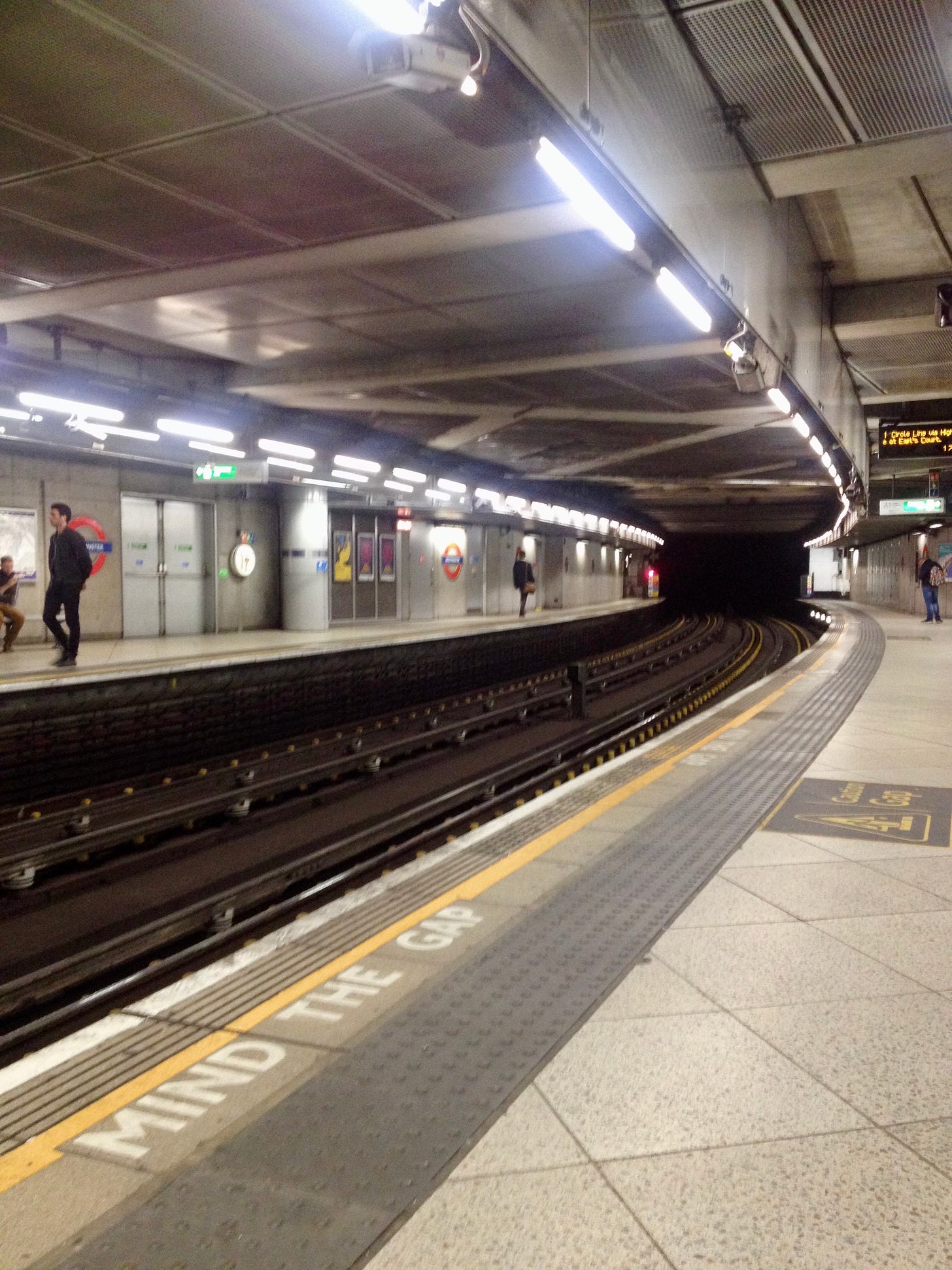 U-Bahnhof ohne Zug mit vereinzelten Fahrgästen