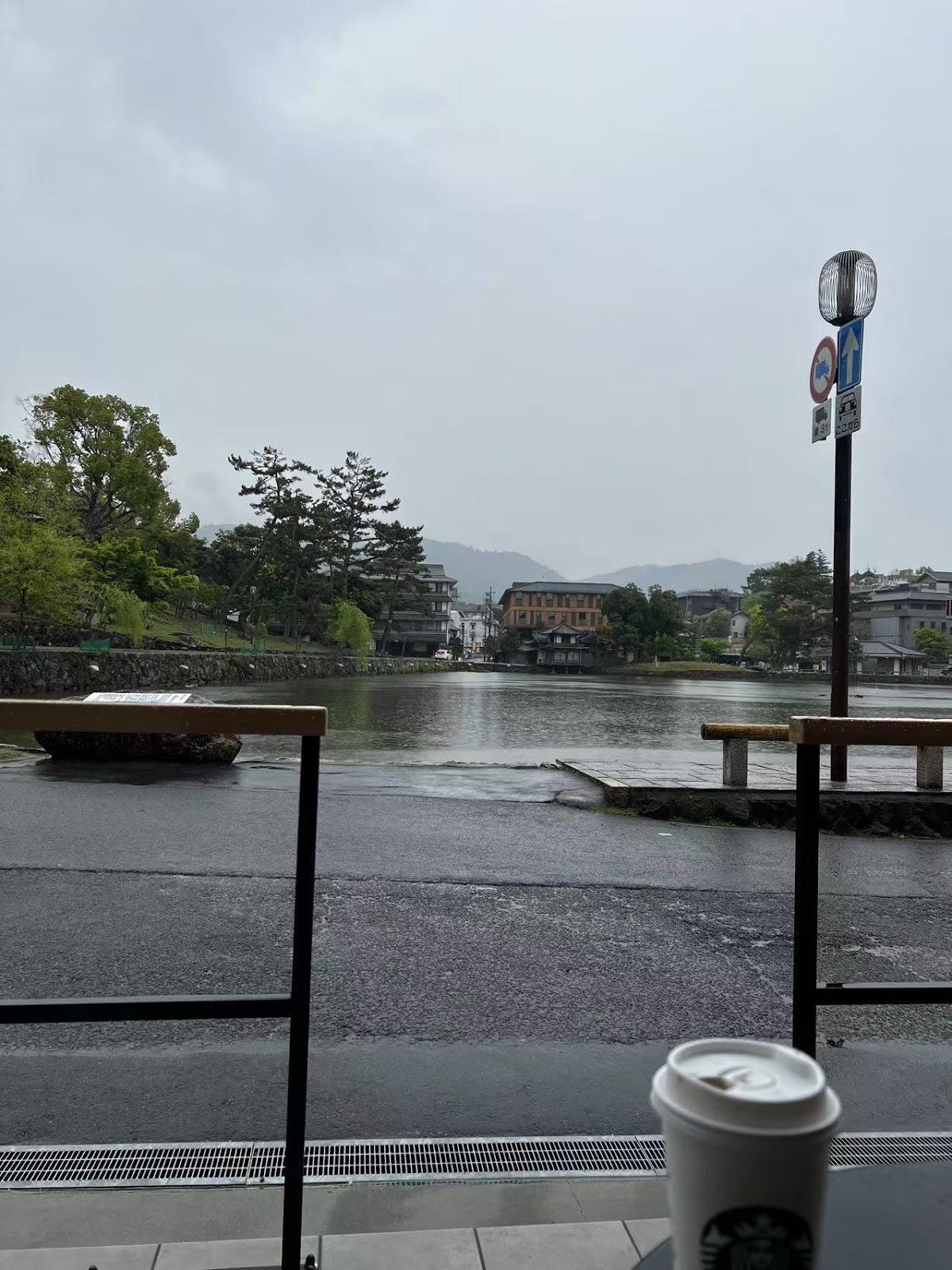 桌子上有杯水

AI 生成的内容可能不正确。