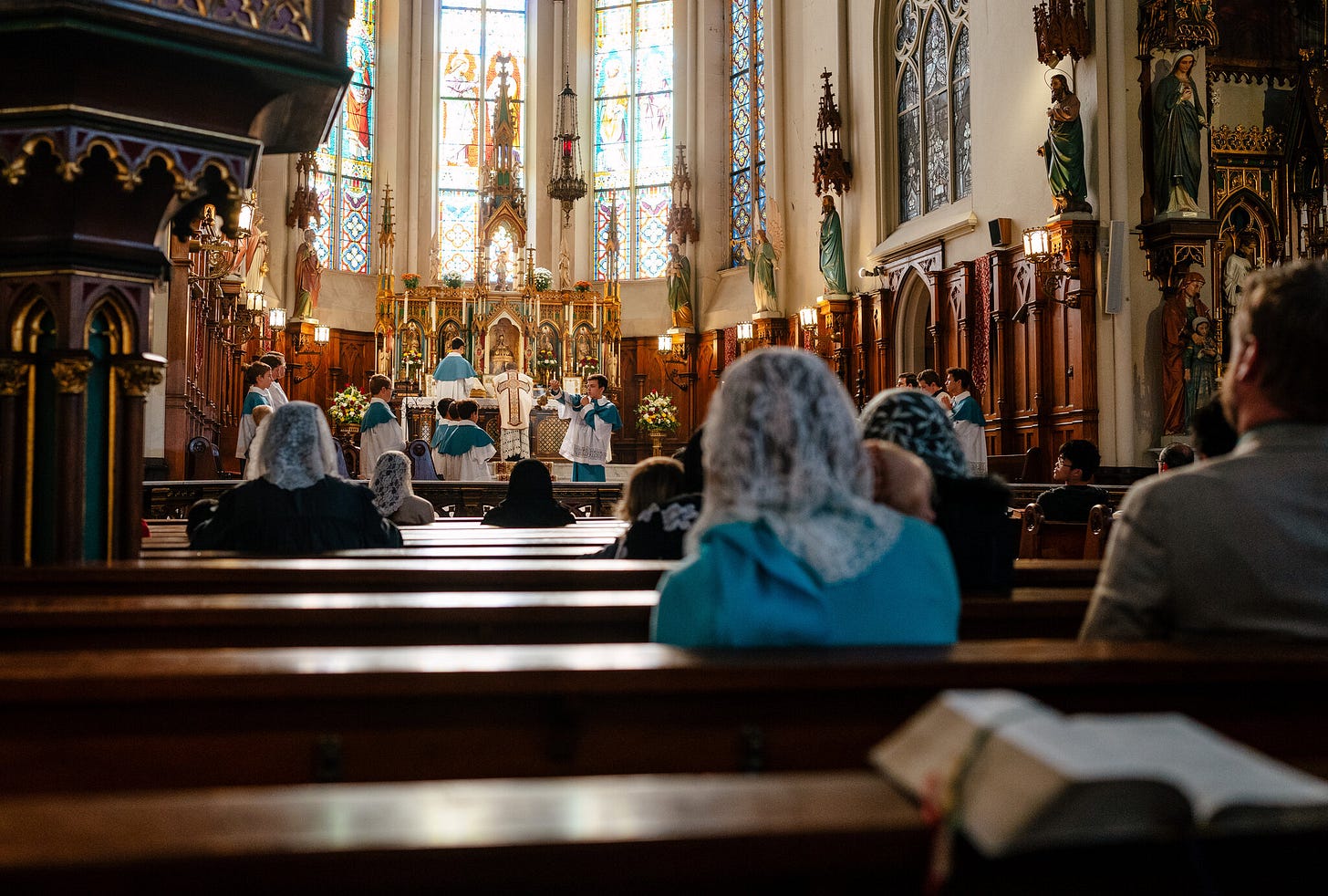Old Latin Mass Finds New American Audience, Despite Pope's Disapproval -  The New York Times