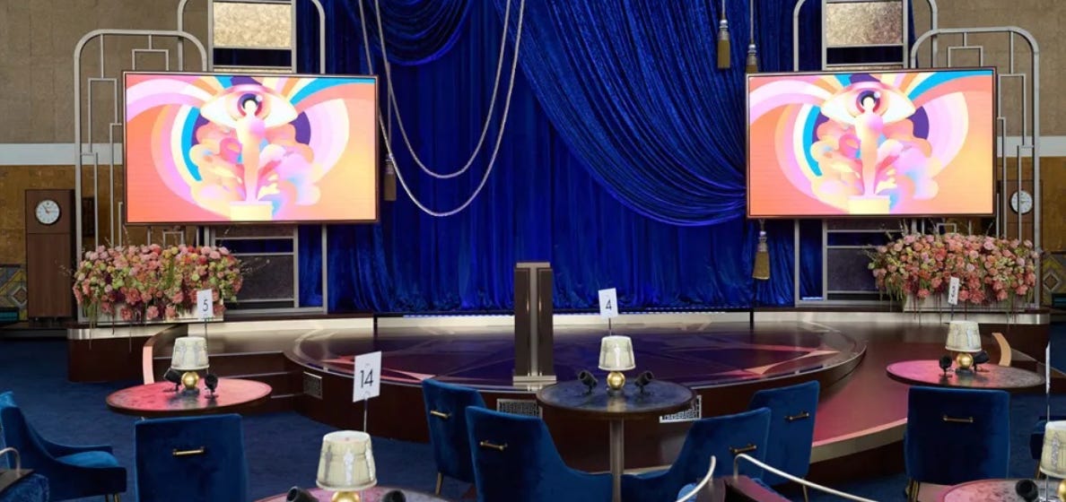 Foto do palco de 2021 do Oscar. Do lado direito do palco, uma rampa em espiral. 