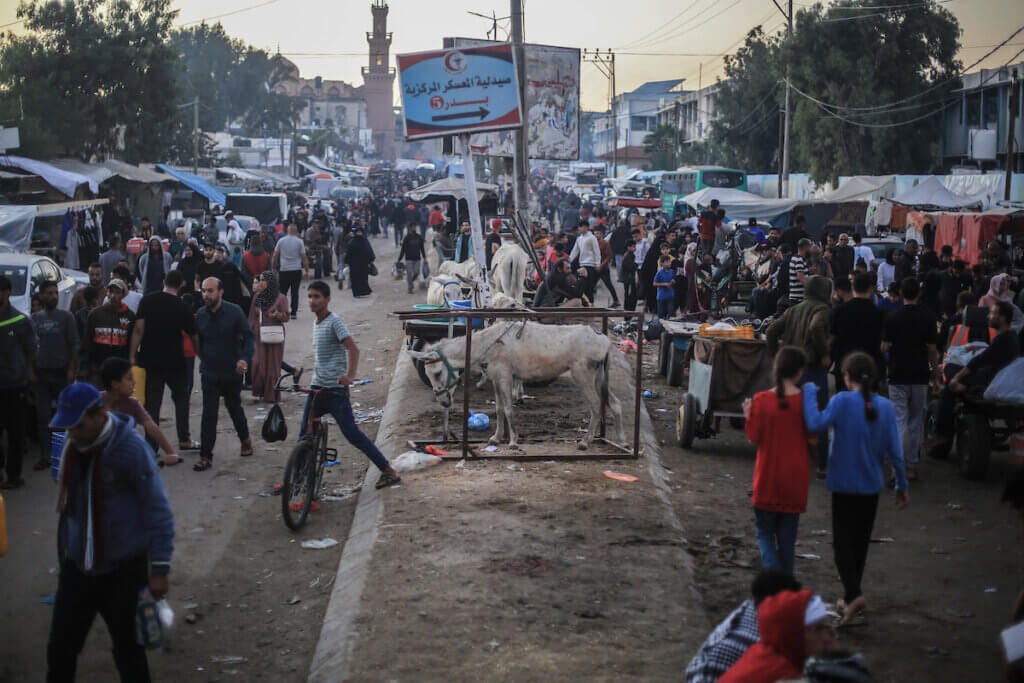 Displaced Palestinians near Nasser Hospital and UNRWA schools in Khan Yunis, November 14, 2023. (Photo: © Mohammed Talatene/dpa via ZUMA Press APA Images)