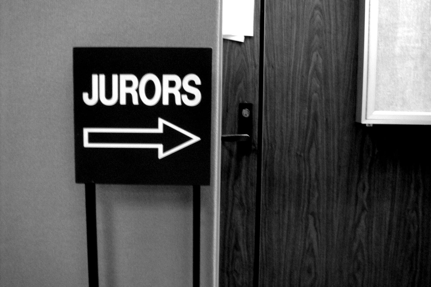 "Jurors" sign with arrow toward door