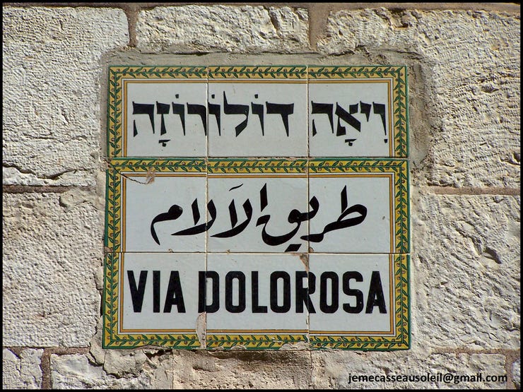 Straßenschild der Via Dolorosa in der Altstadt Jerusalems