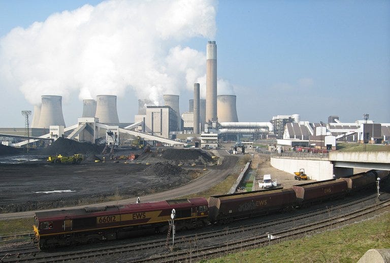 1920px-Ratcliffe-on-Soar_Power_Station_with_coal_train,_26th_March_2007.jpg