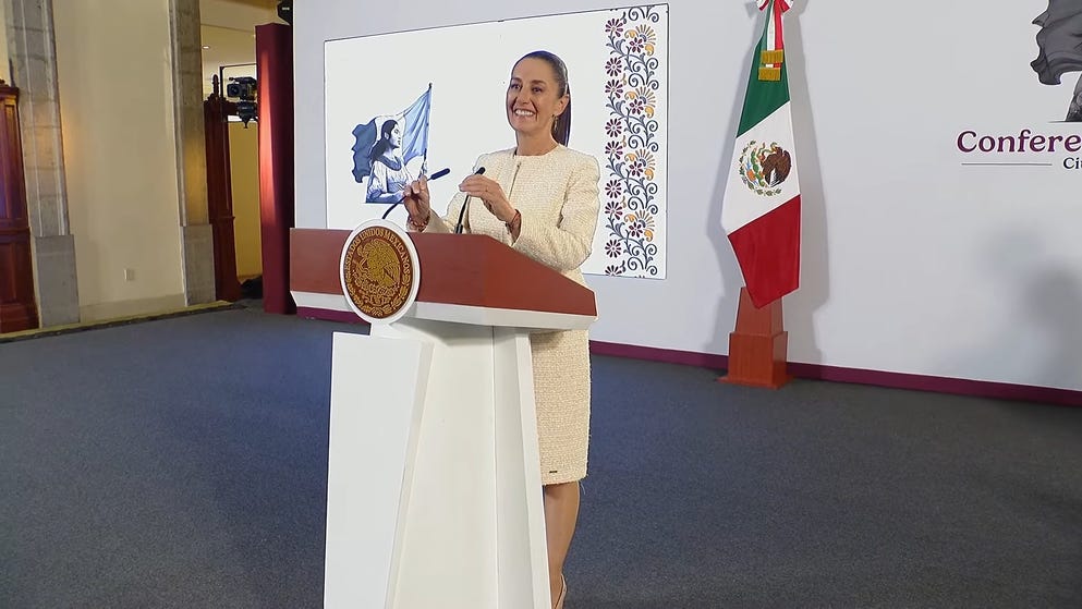 Claudia Sheinbaum se presenta en una nueva Mañanera del Pueblo.