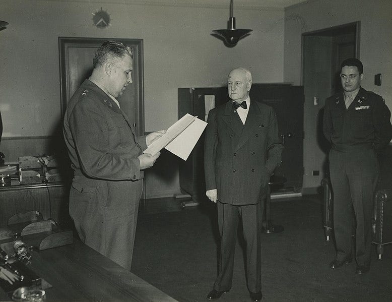 File:Edgar Sengier receiving the Medal of Merit.jpg